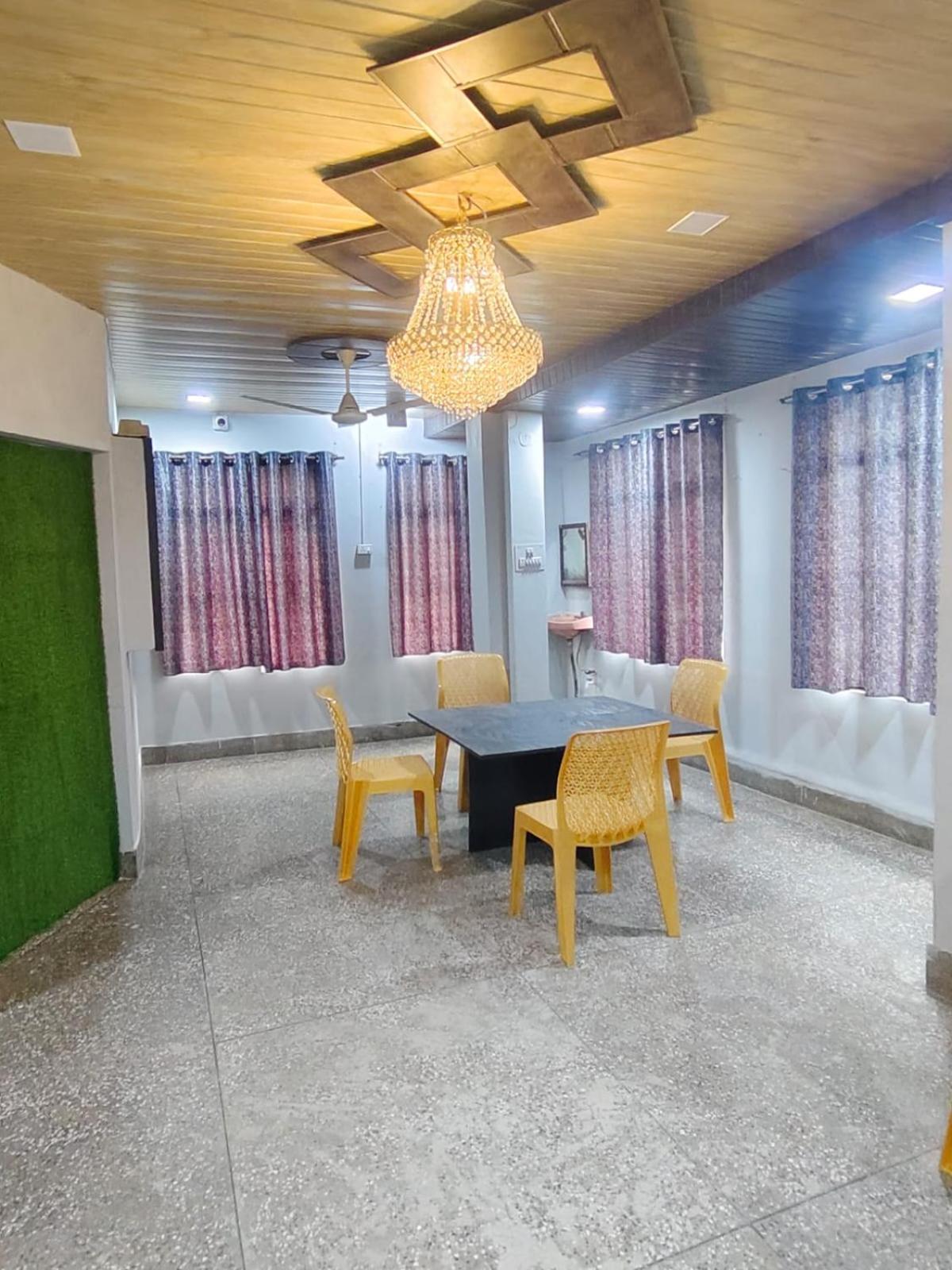 Hotel Crystal Dreams Mathura Exterior foto