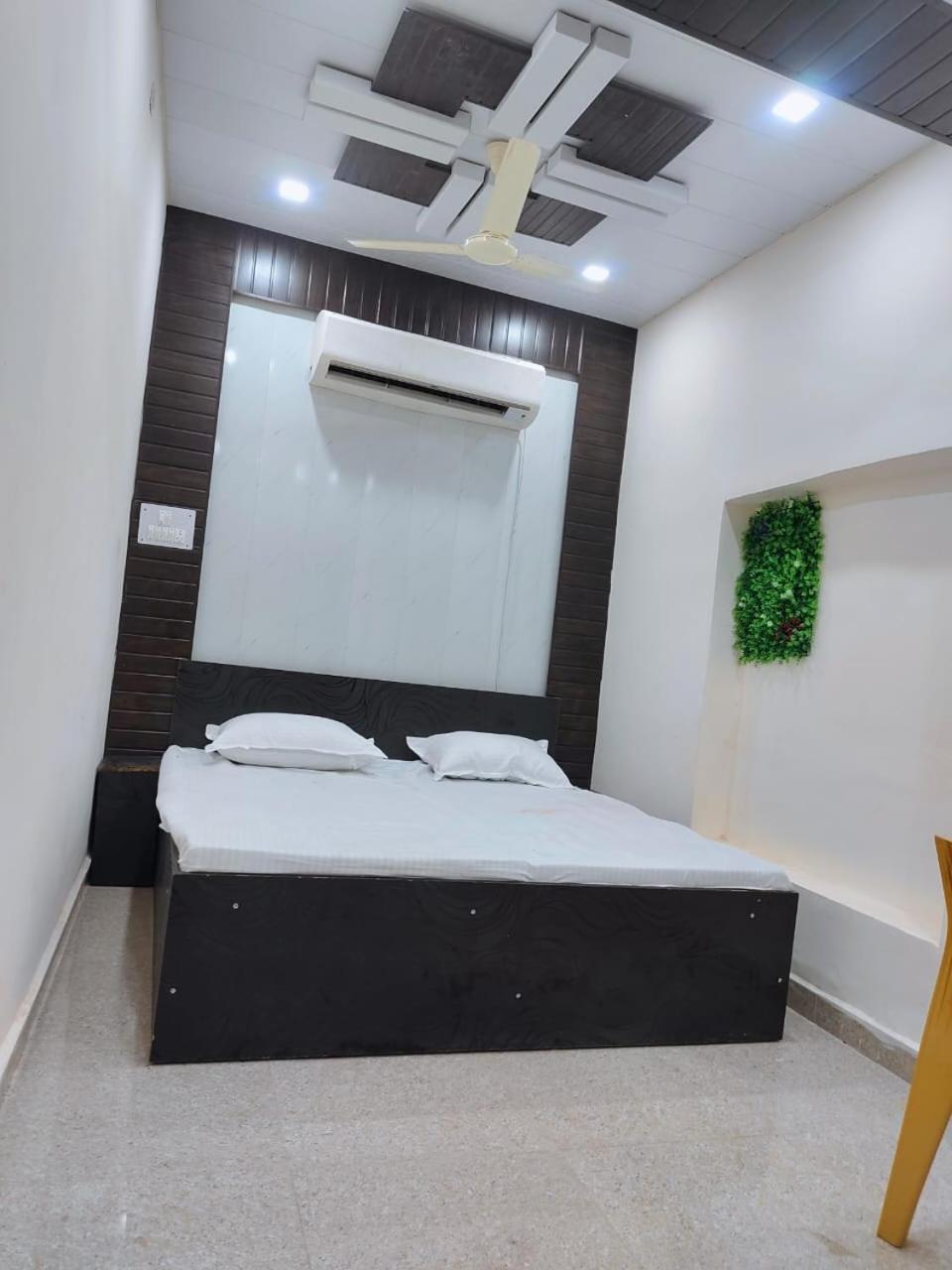 Hotel Crystal Dreams Mathura Exterior foto